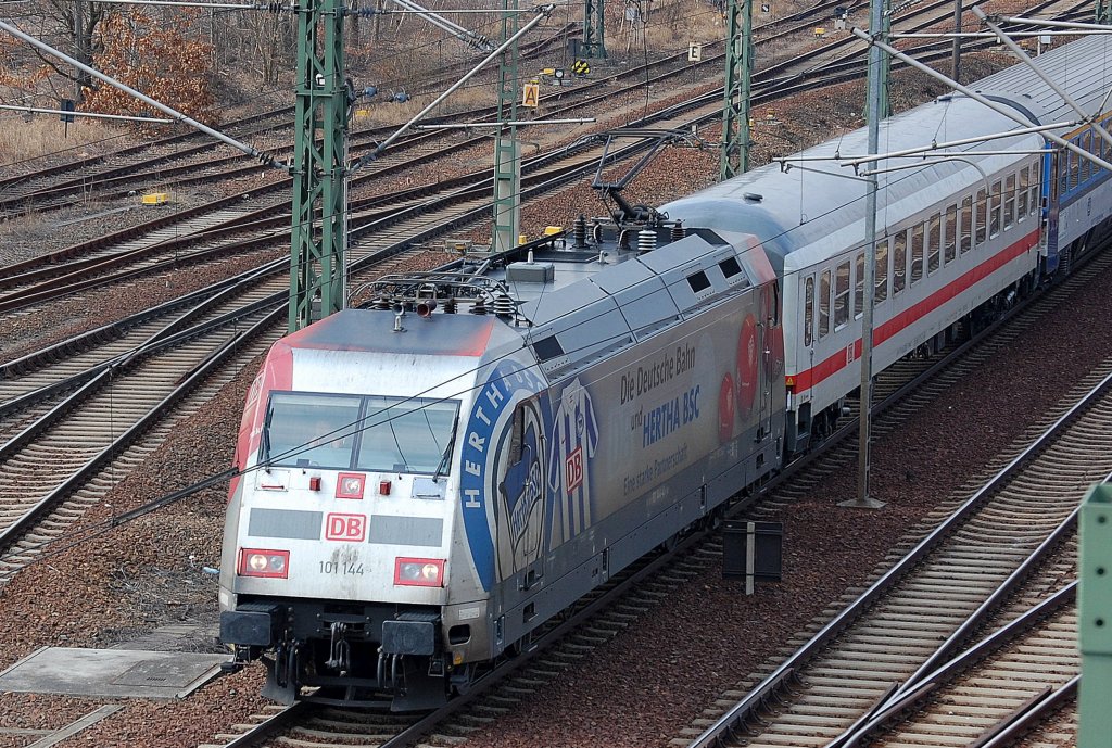 101 144  Herthalok  mit IC/EC Wagen aus Deutschland/Tschechien Richtung Berlin-Wedding, 08.04.13 Berlin-Putlitzbr�cke.