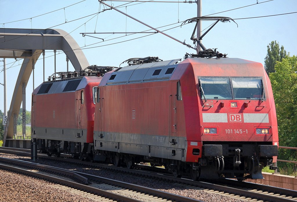 101 145-1 hat 120 152-4 am Haken Richtung Innenstadt, 23.07.13 Berlin-Pankow.