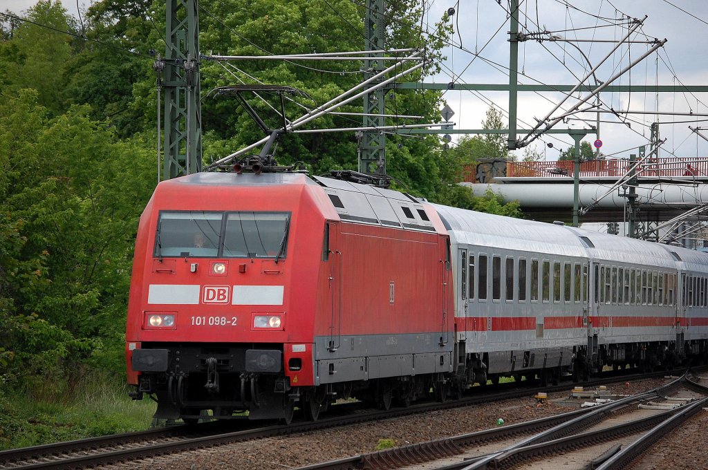 101�r Tandem mit 101 098-2 vorne dran und 101 074-3 hintendran bei der Durchfahrt Bhf. Berlin-Gesundbrunnen, 27.05.13