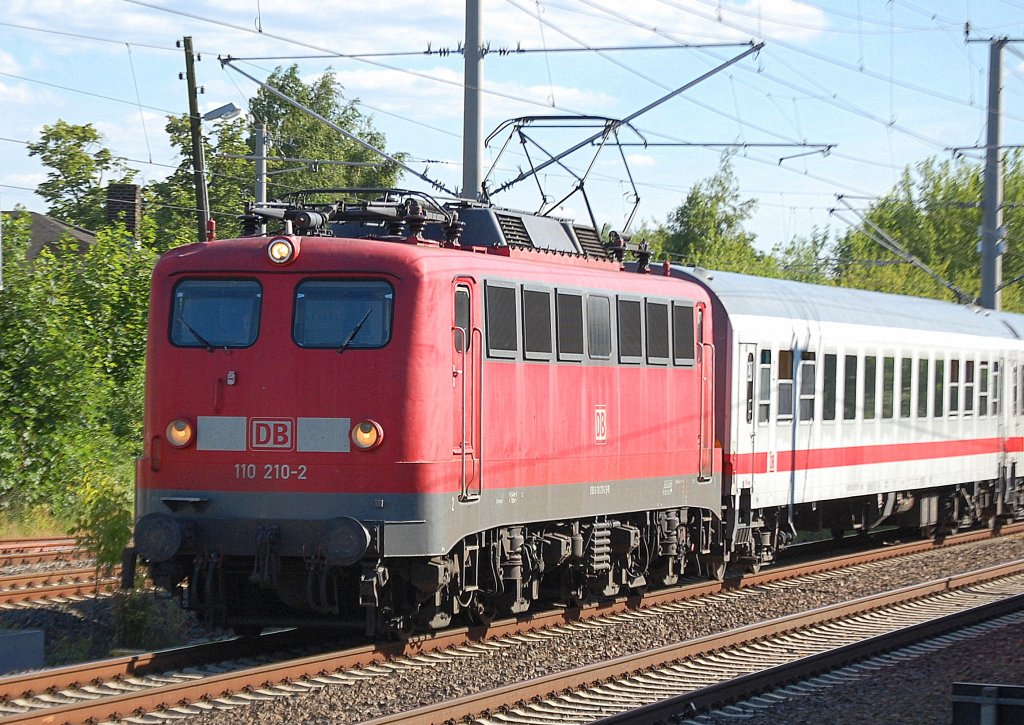 110 210-2 mit einem Sonderzug f�r die Kreuzfahrtfahrg�ste die in Warnem�nde an Bord gehen am sp�ten Nchmittag des 16.06.10 Berlin-Blankenburg. 