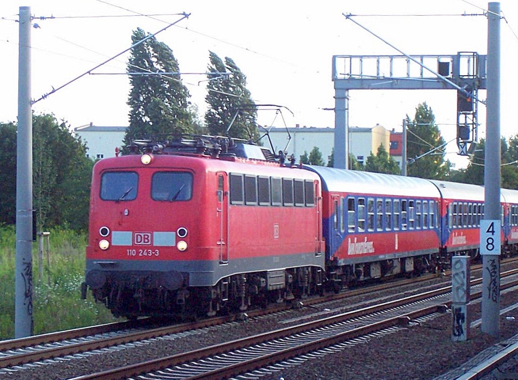110 243-3 mit einem BahnTouristikExpress (Kreuzfahrersonderzug) im Jahr 2007 Richtung Berlin-Blankenburg nach Warnem�nde. 
