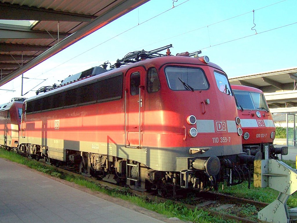 110 359-7 im Sommer 2009 im Rostocker Hbf. pausierend.