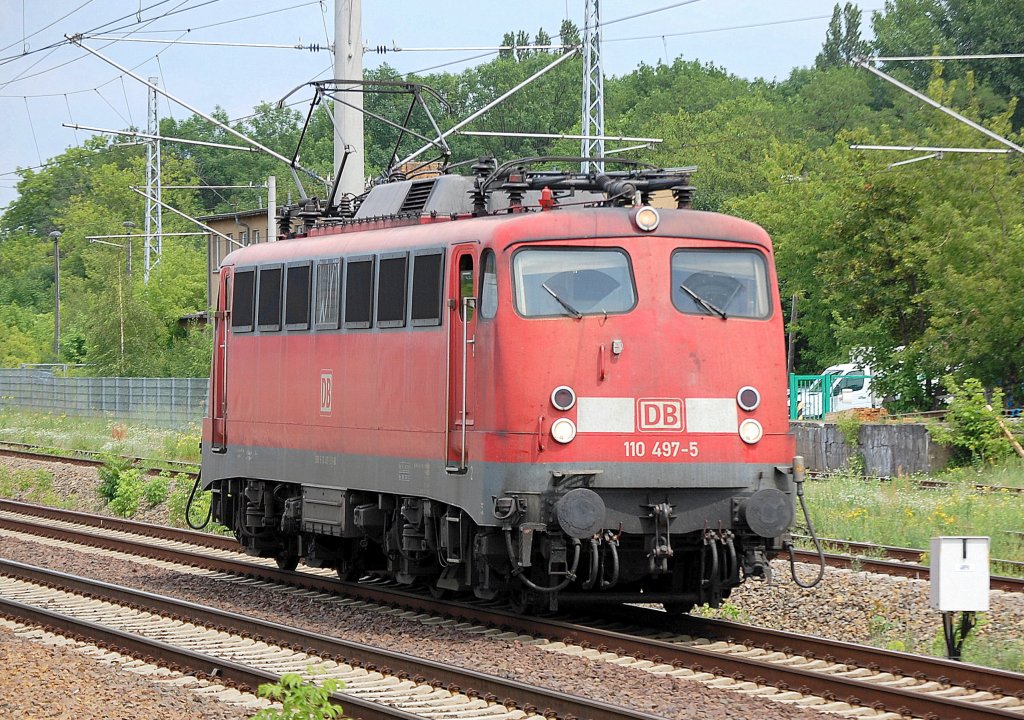 110 497-5 auf Leerfahrt Richtung Berliner Innenstadt, 15.06.11 Berlin-Blankenburg.