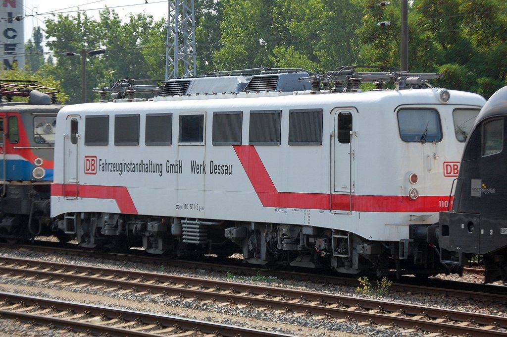 110 511-3 der Fahrzeuginstandhaltung GmbH der DB Werk Dessau zwischen den EGP-Loks ES 64 U2-002 + 109 028-1 am 09.08.10 zur Abfahrt bereit am Gbf. Berlin Greifswalder Str.