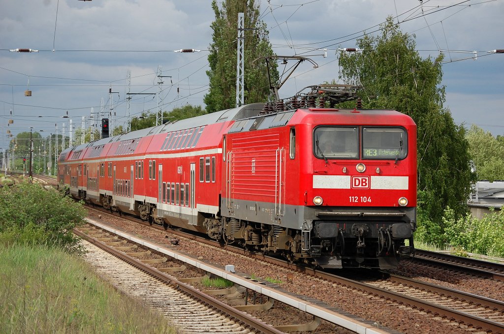 112 104 mit RE3 nach Elsterwerda, 21.05.13 Berlin-Karow.