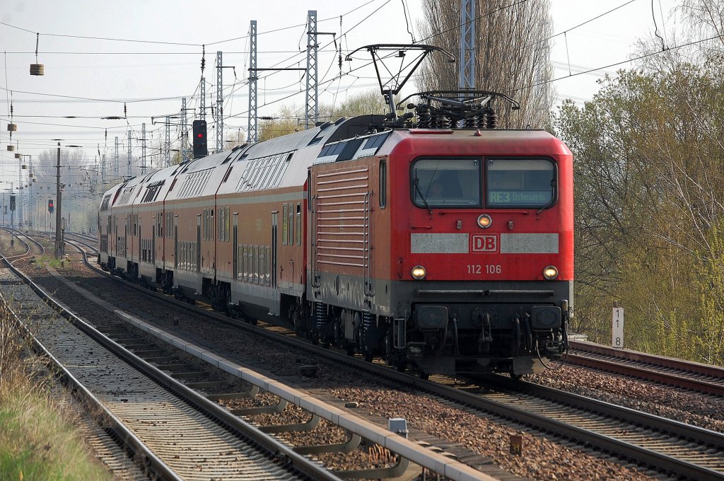 112 106 mit RE3 nach Elsterwerda, 26.04.13 Berlin-Karow.