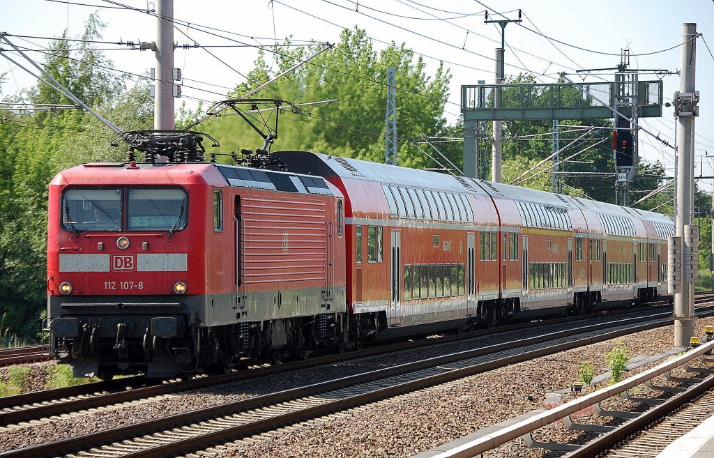 112 107-8 mit dem RE5 Richtung Rostock Hbf, 23.05.12 Berlin-Blankenburg.