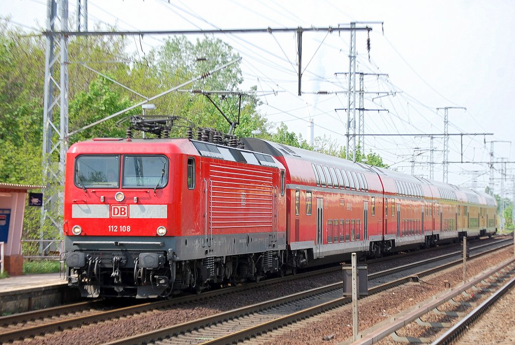 112 108 mit dem RE1 Richtung Frankfurt(Oder), 27.04.11 Berlin-Karlshorst.