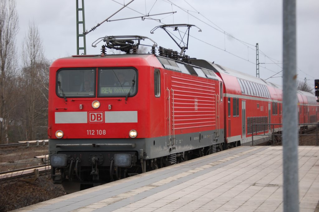112 108 mit dem RE4 nach Rathenow f�hrt im Bhf. Berlin-Jungfernheide ein, 06.01.12 