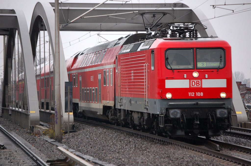 112 108 mit RE3 Richtung Elsterwerda, n�chster Halt Berlin-Gesundbrunnen, 18.11.10 Berlin-Pankow.
