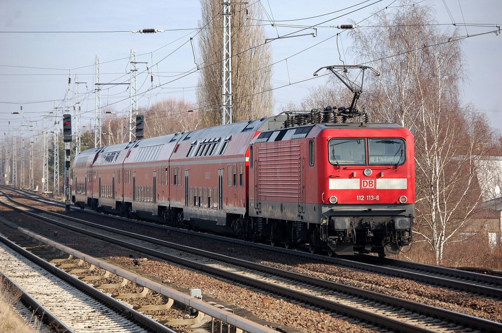 112 113-6 schiebt den RE3 Richtung Stralsund, 22.02.12 Berlin-Karow.