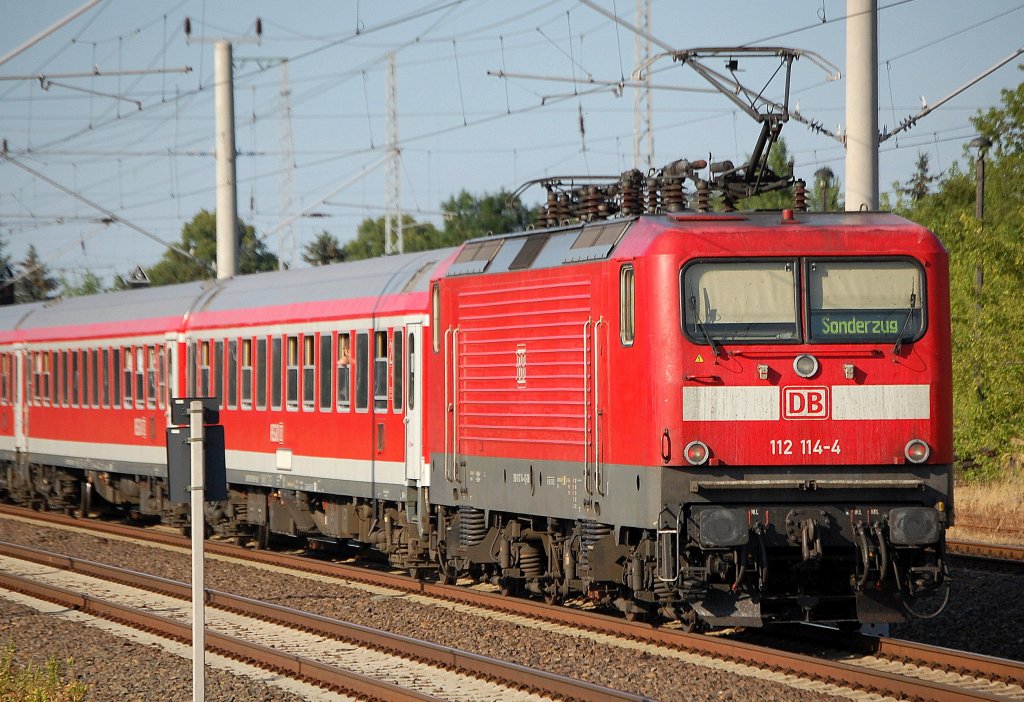 112 114-4 schob heute am fr�hen Abend einen Sonderzug Richtung Karowr Kreuz Berlin, 19.07.10 Berlin-Blankenburg.