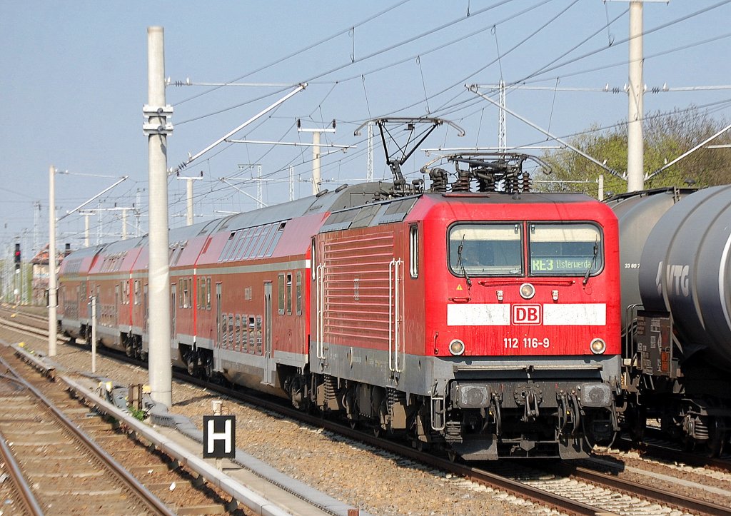 112 116-9 mit dem RE3 nach Elsterwerda, 20.04.11 Berlin-Blankenburg.