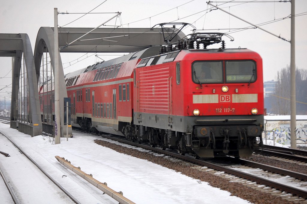 112 117-7 mir dem RE3 Richtung Elsterwerda unterwegs zum Bhf. Berlin-Gesundbrunnen, 04.01.11 Berlin-Pankow.