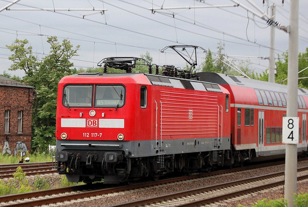 112 117-7 mit dem RE5 nach Stralsund Hbf., 31.05.12 Berlin-Blankenburg.