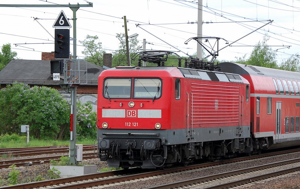 112 121 mit dem RE5 Richtung Stralsund Hbf., 07.05.12 Berlin-Blankenburg.