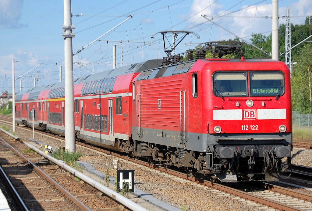 112 122 mit dem RE5 Richtung Lutherstadt, 03.08.11 Berlin-Blankenburg.