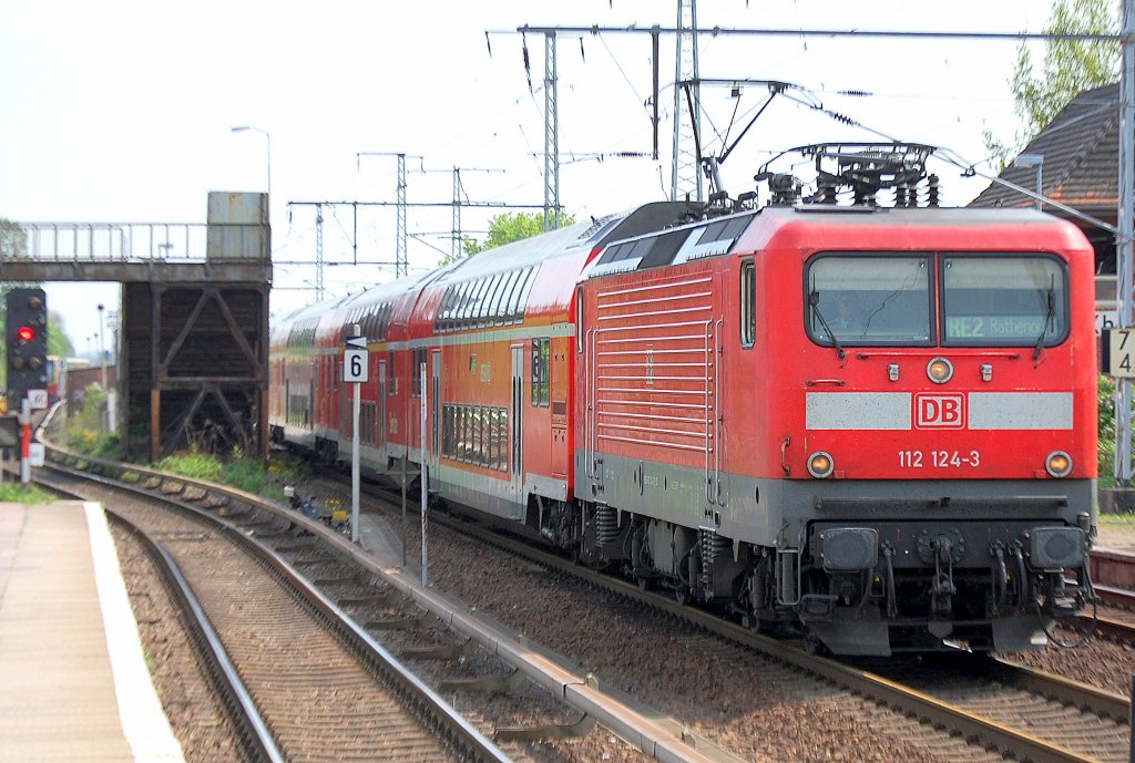 112 124-3 mit dem RE2 Richtung Rathenow, 27.04.11 Berlin-Karlshorst.