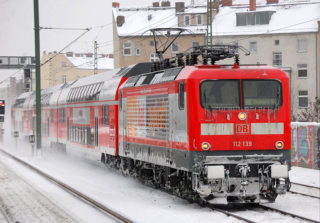 112 139 mit dem Werbeslogan  otto hat zugkraft  der neuen IRE Linie des Magdeburg-Berlin-Express unterwegs zum Berliner Hbf. ab Berlin-Gesundbrunnen, 30.12.10 S-Bhf. Berlin-Wedding. 
