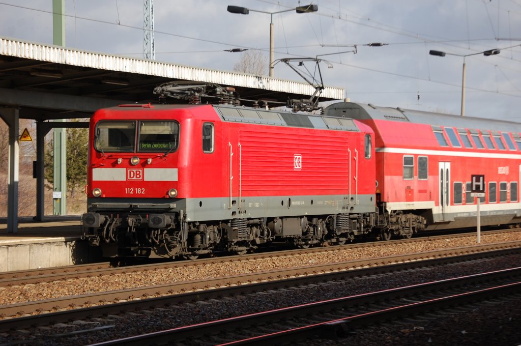 112 182 mit RE aus Berlin Zool.Garten im Bhf. Flughafen Berlin-Sch�nefeld, 20.02.12