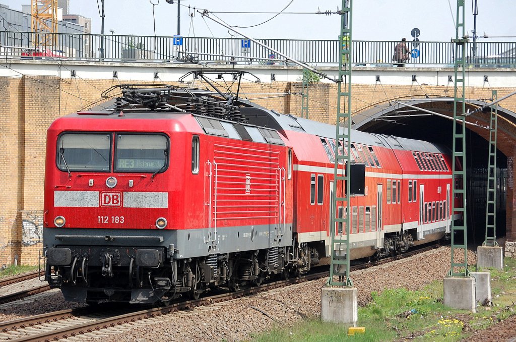 112 183 als RE3 Richtung Elsterwerda bei der Ausfahrt Bhf. Berlin-Gesundbrunnen, 07.05.13