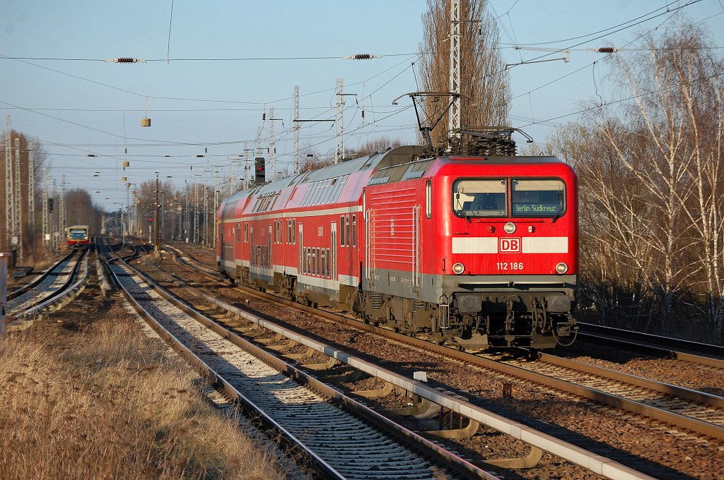 112 186 mit RE Richtung Berlin S�dkreuz, 23.03.12 Berlin-Karow.