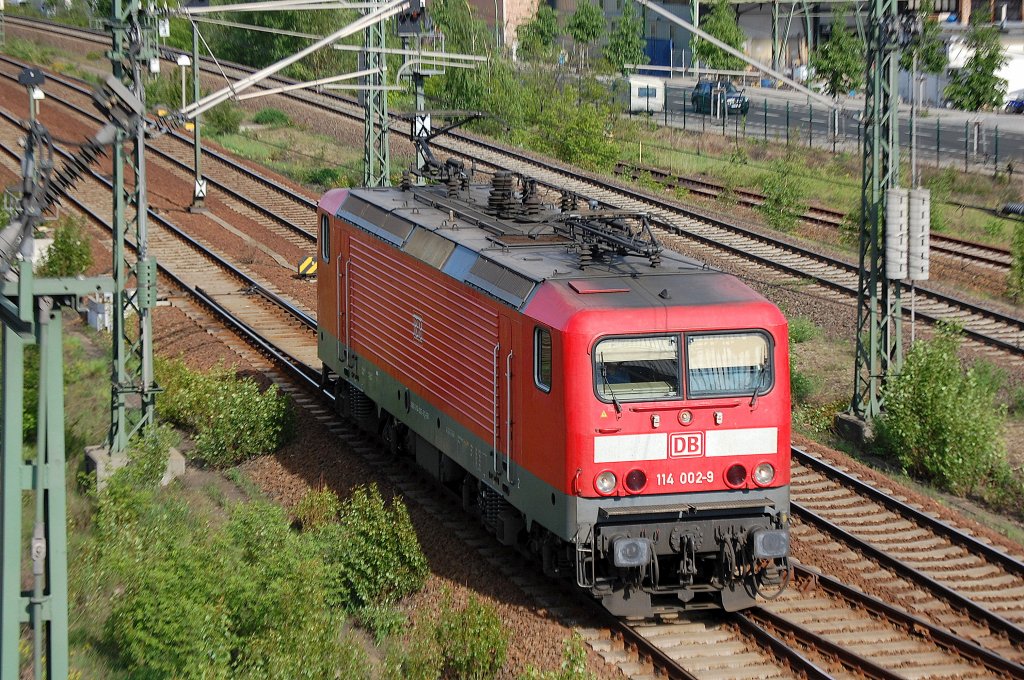 114 002-9 f�hrt Richtung Berlin-Jungfernheide, 04.05.11 Berlin-Putlitzbr�cke.