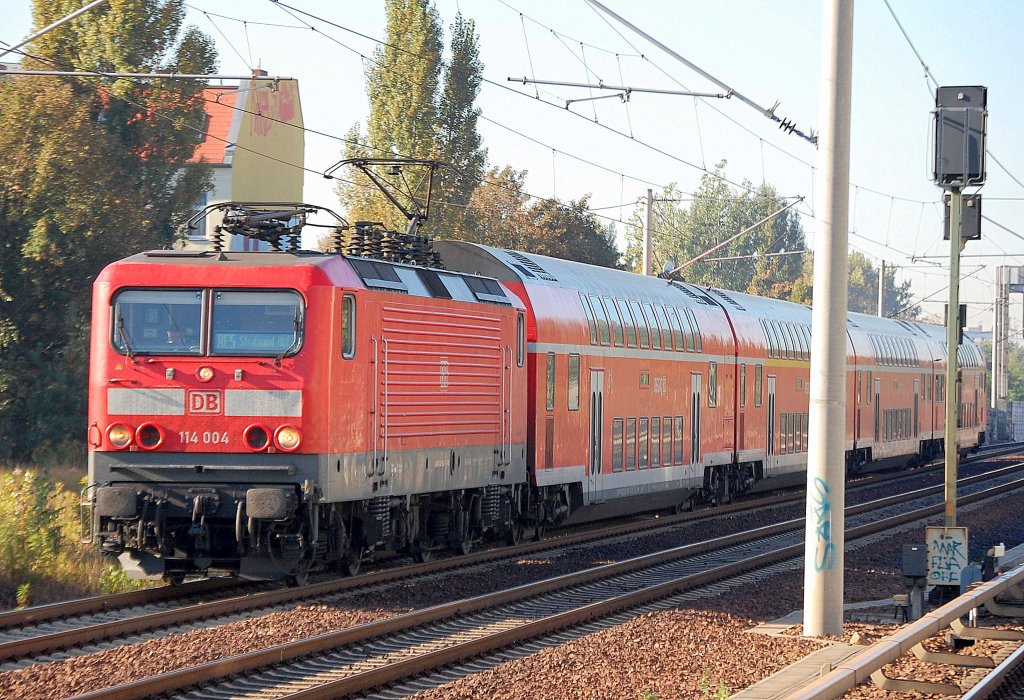114 004 mit dem RE5 Richtung Stralsund Hbf am 30.09.11 Berlin-Pankow.