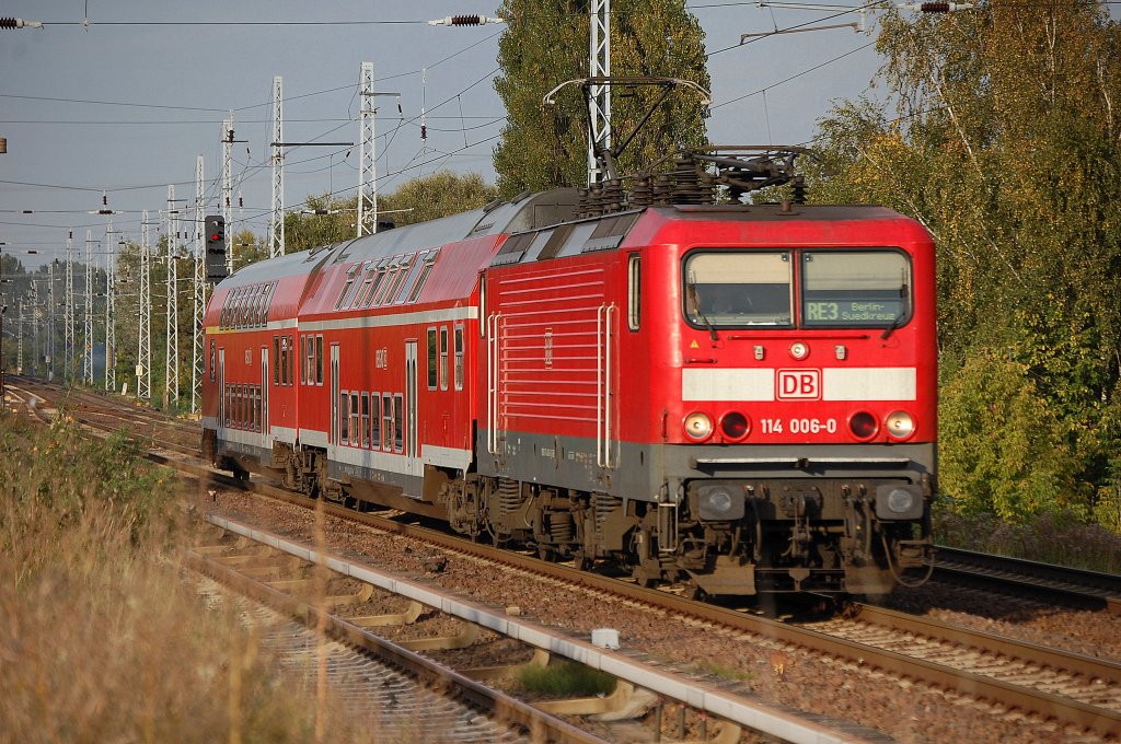 114 006-0 als RE3 aus Eberswalde nach Berlin-S�dkreuz, 02.10.12 Berlin-Karow.