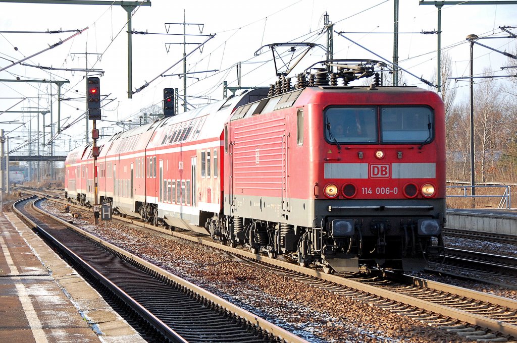 114 006-0 auf Leerfahrt mit DB Regio Doppelstockwagengarnitur bei der Durchfahrt im Bhf. Flughafen Berlin-Sch�nefeld, 05.12.12