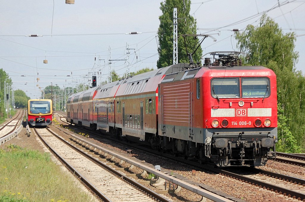 114 006-0 mit dem RE3 Richtung Elsterwerda, 11.05.11 Berlin-Karow. 
