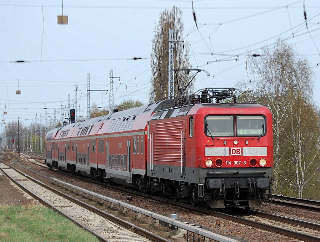 114 007-8 mit RE3 nach Elsterwerda, 11.04.11 Berlin-Karow.