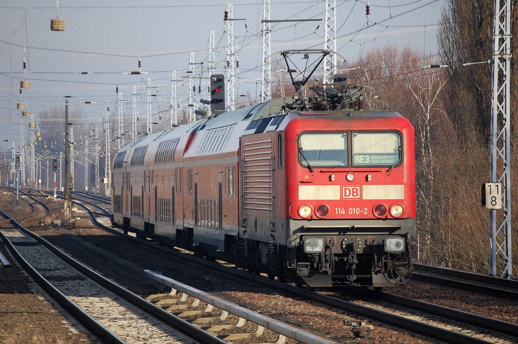 114 010-2 RE3 Richtung W�nsdorf/Waldstadt, 17.01.11 Berlin-Karow. 