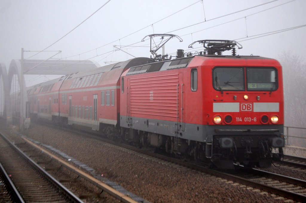 114 013-6 mit dem RE3 Richtung Elsterwerda in dichtem Nebel , n�chster Halt Berlin Gesundbrunnen, 23.11.11 Berlin-Pankow. 