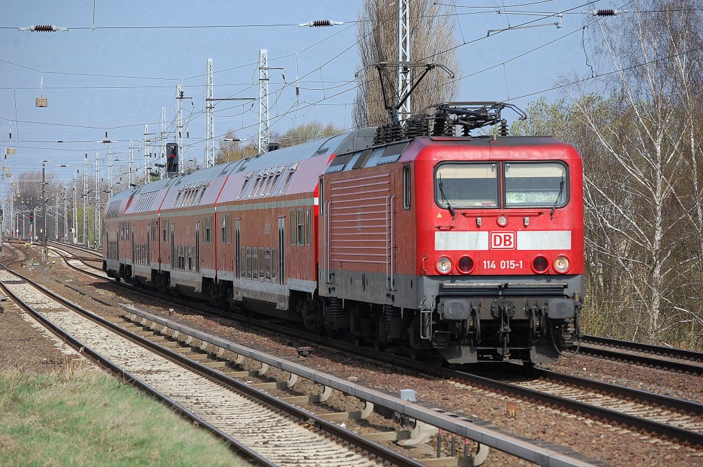 114 015-1 mit dem RE3 nach Elsterwerda, 08.04.11 Berlin-Karow.