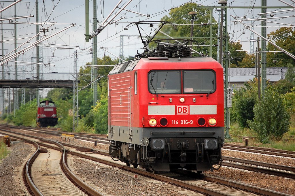 114 016-9 auf Leerfahrt durch den Bhf. Flughafen Berlin-Sch�nefeld am 18.08.10