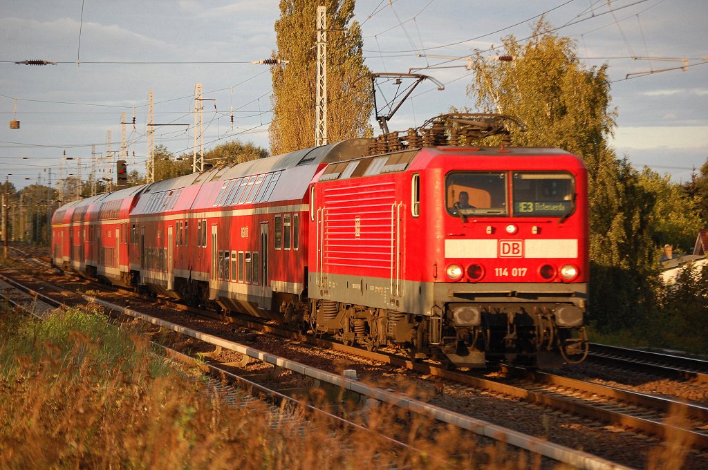 114 017 mit dem RE3 Richtung Elsterwerda in der untergehenden Sonne am 15.09.11 Berlin-Karow.