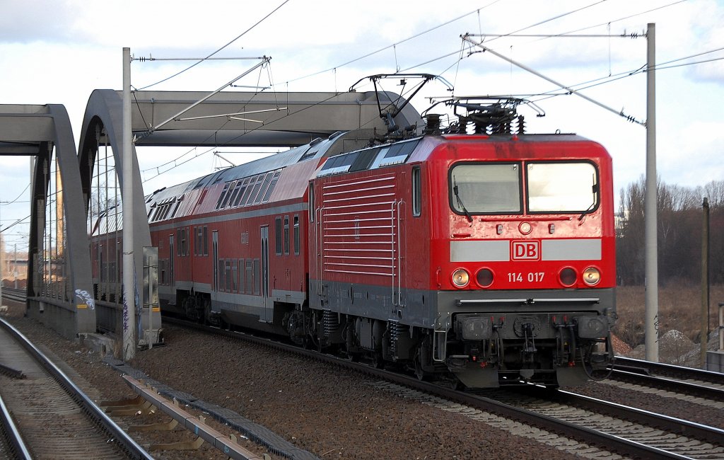 114 017 mit dem RE3 Richtung Berlin Gesundbrunnen, 20.02.12 Berlin-Pankow.