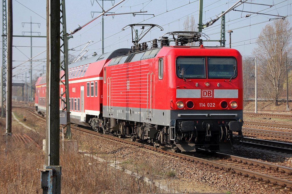 114 022 heute als RB 22 zwischen Potsdam Griebnitzsee und Flughafen Berlin-Sch�nefeld im Einsatz, 28.03.12 Sch�nefeld.