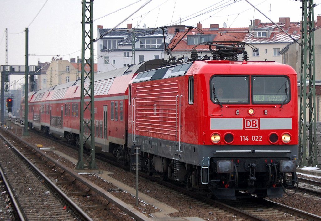 114 022 mit dem RE3 Richtung W�nsdorf-Waldstadt, 14.02.12 Berlin-Wedding.