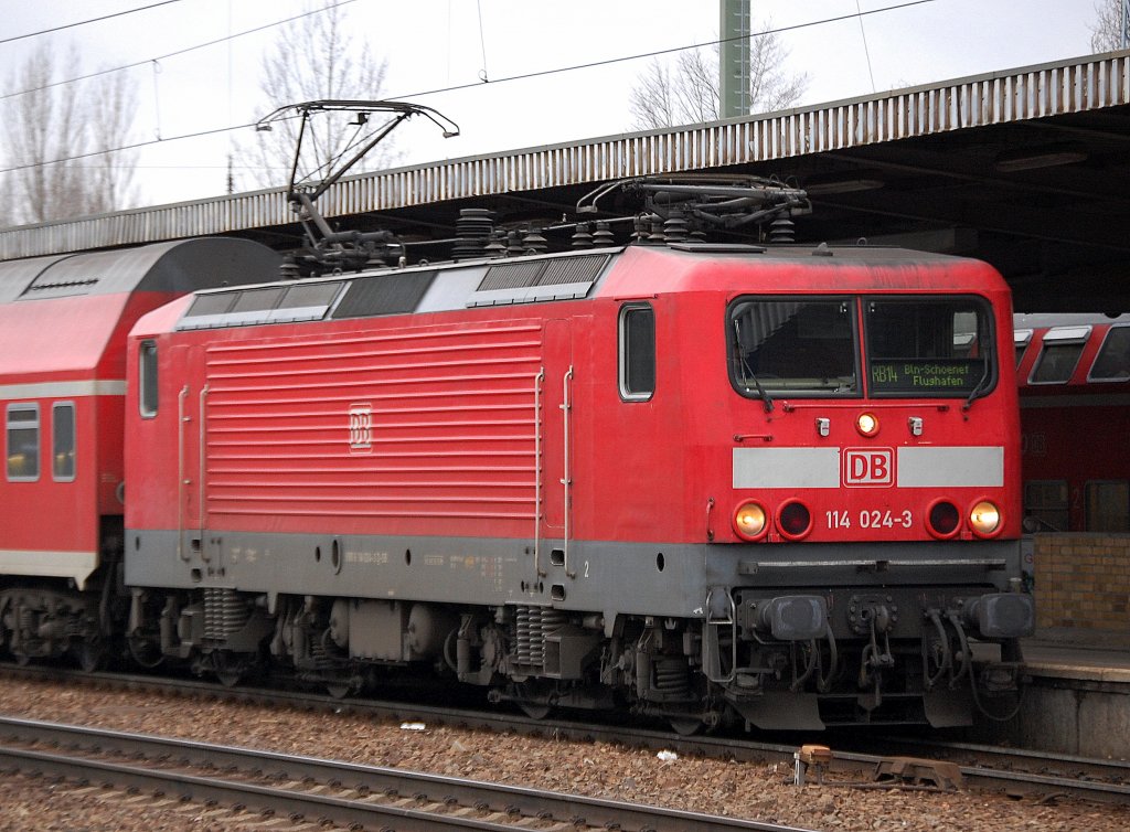 114 024-3 mit dem RB14 abfahrbereit im Bhf. Flughafen Berlin-Sch�nefeld. 