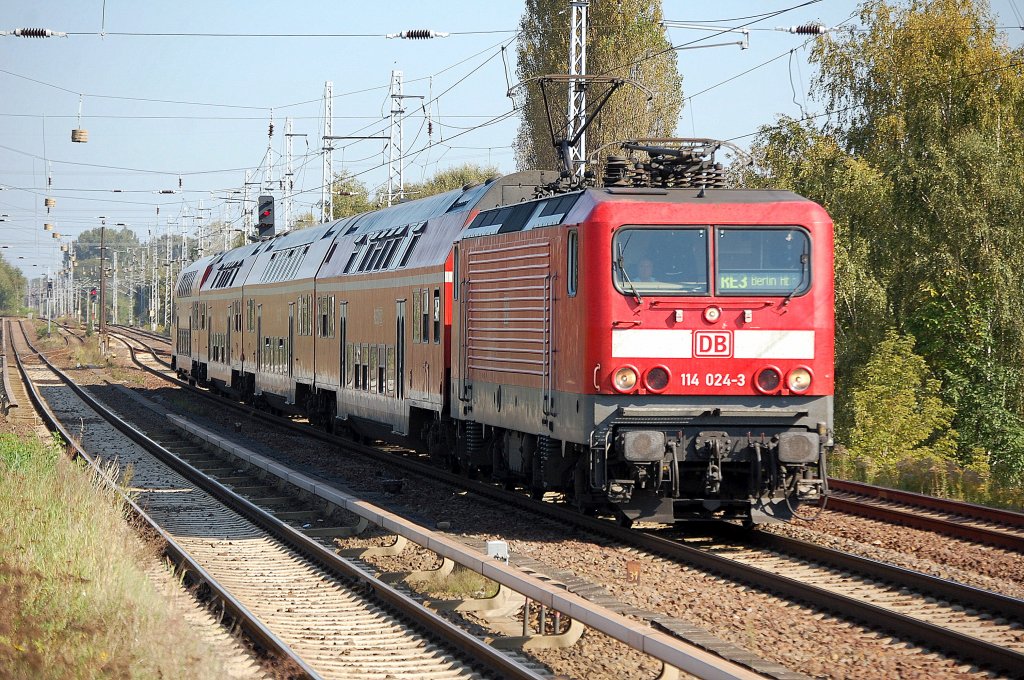 114 024-3 mit dem RE3 Richtung Berlin Hbf., 24.09.11 Berlin-Karow.