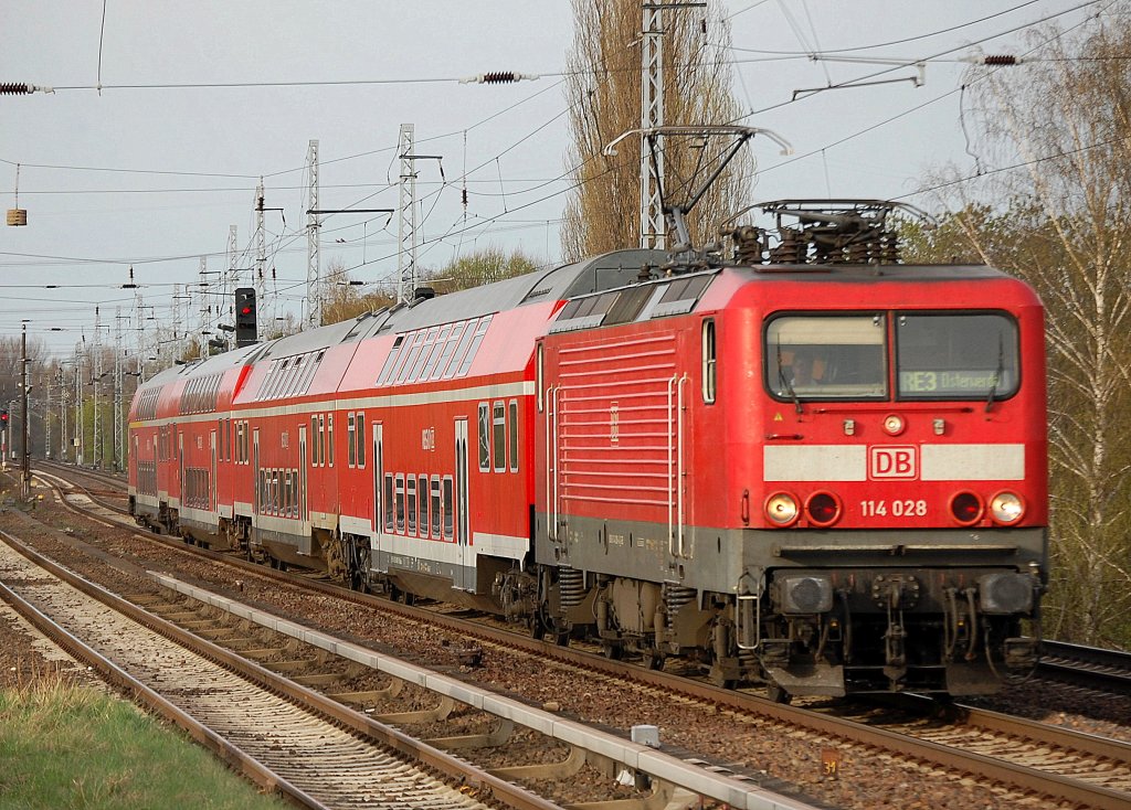 114 028 mit RE3 nach Elsterwerda, 11.04.11 Berlin-Karow. 
