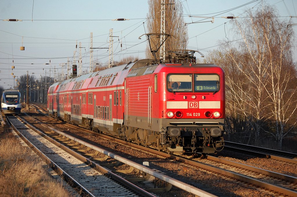114 029 mit RE3 Richtung Elsterwerda, 23.03.12 Berlin-Karow.
