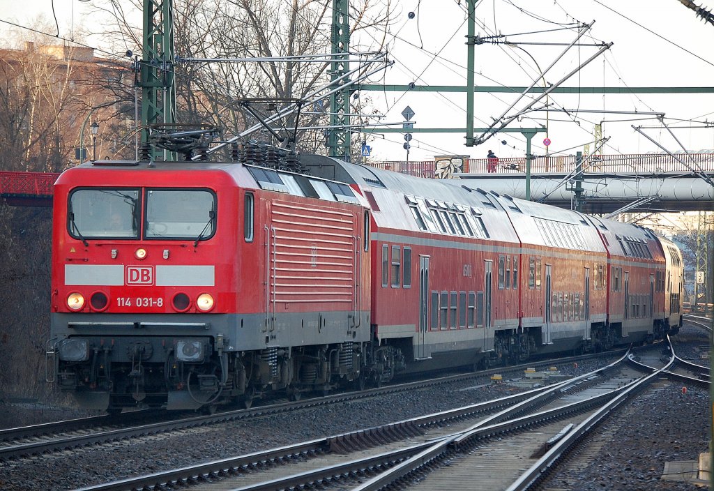 114 031-8 mit dem RE3 Richtung Stralsund kurz vor der Einfahrt Bhf. Berlin-Gesundbrunnen, 17.01.11