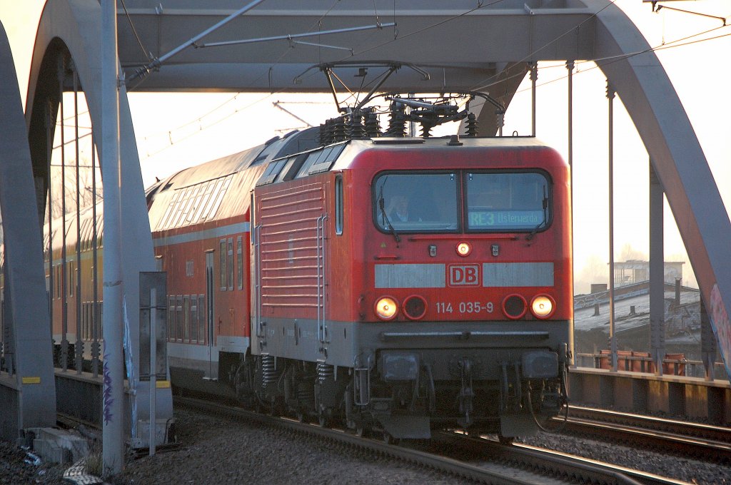 114 035-8 am fr�hen Morgen mit dem RE3 Richtung Berlin-Gesundbrunnen, 07.04.11 Berlin-Pankow.