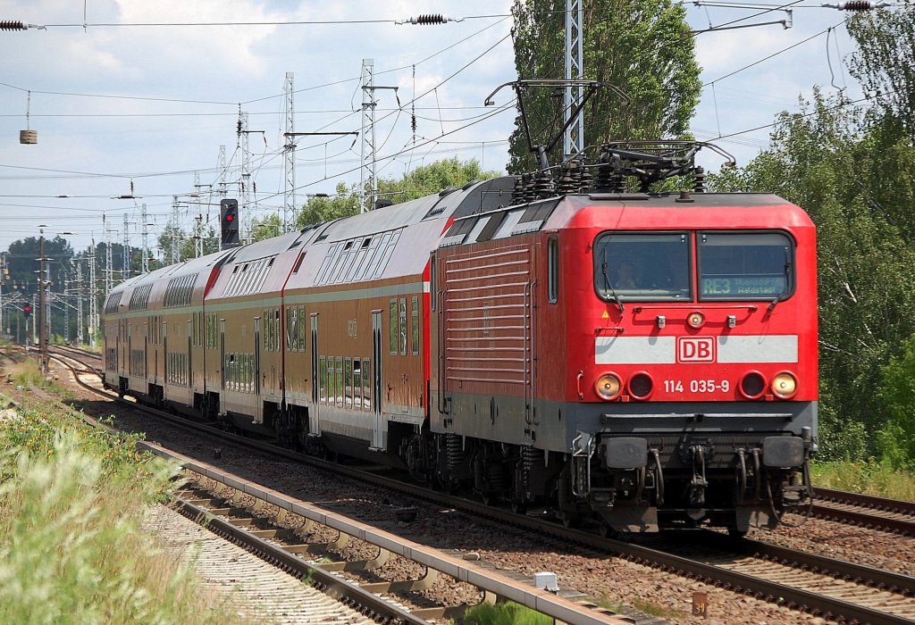 114 035-9 mit dem RE3 Richtung W�nsdorf-Waldstadt, 22.06.12 Berlin-Karow.