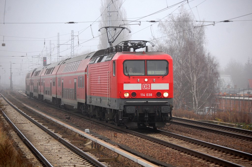 114 038 mit RE3 Richtung W�nsdorf-Waldstadt, 20.11.12 Berlin-Karow.