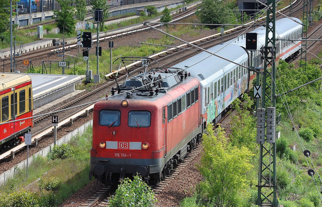 115 114-1 mit PbZ aus zwei IC Personenwagen und einem ICE Mittelwagen bestehend Richtung Berlin-Spandau, 03.06.13 Berlin-Putlitzbr�cke.