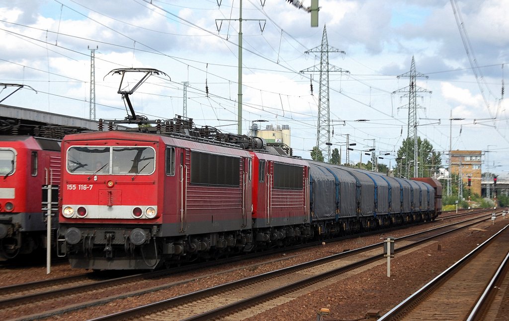 115 116-7 hat 155 031-8 und einen kurzen G�terzug am Haken, 16.08.10 Durchfahrt im Bhf. Flughafen Berlin-Sch�nefeld.